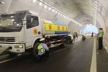 重庆高速公路同城救援服务24小时,送柴油电话
